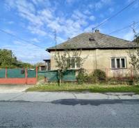 JAHODNÁ – STARÝ RODINNÝ DOM S PEKNÝM STAVEBNÝM POZEMKOM NA PREDAJ - Rodinný dom v Jahodnej s jednoduchou fasádou a uzavretým dvorom na neuvedenej ulici.