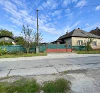 JAHODNÁ – SLNEČNÝ POZEMOK S STARÝM RODINNÝM DOMOM NA PREDAJ - Rodinný dom v Jahodnej s jednoduchou fasádou a záhradou za plotom.