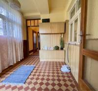 TOPOĽNÍKY – 4-IZBOVÝ RODINNÝ DOM NA PREDAJ NA 14 ÁROVOM POZEMKU - Vnútorný priestor rodinného domu, koberček, závesy, drevený nábytok, kvetinová dekorácia.