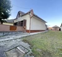 TOPOĽNÍKY – 4-IZBOVÝ RODINNÝ DOM NA PREDAJ NA 14 ÁROVOM POZEMKU - Rodinný dom na Hlavnej ulici v Topoľníkoch s priestranným dvorom a altánkom.