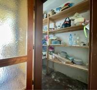 TOPOĽNÍKY – 4-IZBOVÝ RODINNÝ DOM NA PREDAJ NA 14 ÁROVOM POZEMKU - Špajza s policami a rôznym kuchynským náradím v rodinnom dome.