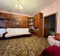 TOPOĽNÍKY – 4-IZBOVÝ RODINNÝ DOM NA PREDAJ NA 14 ÁROVOM POZEMKU - Obývačka s kvetovaným kobercom a retro nábytkom v rodinnom dome.