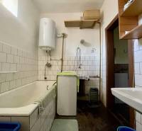 TOPOĽNÍKY – 4-IZBOVÝ RODINNÝ DOM NA PREDAJ NA 14 ÁROVOM POZEMKU - Kúpeľňa v rodinnom dome s vaňou, bojlerom, umývadlom a práčkou.