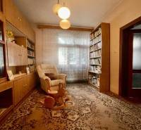 TOPOĽNÍKY – 4-IZBOVÝ RODINNÝ DOM NA PREDAJ NA 14 ÁROVOM POZEMKU - Obývacia izba rodinného domu s knihovničkou, kreslom a hojdacím koníkom.