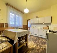 TOPOĽNÍKY – 4-IZBOVÝ RODINNÝ DOM NA PREDAJ NA 14 ÁROVOM POZEMKU - Kuchyňa v rodinnom dome s kuchynskou linkou a podlahou s dreveným dekorom.