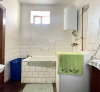 TOPOĽNÍKY – 4-IZBOVÝ RODINNÝ DOM NA PREDAJ NA 14 ÁROVOM POZEMKU - Kúpeľňa v rodinnom dome s práčkou, umývadlom a bojlerom, obložená bielymi dlaždicami.
