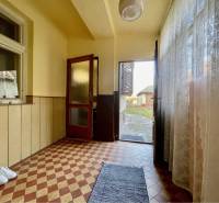 TOPOĽNÍKY – 4-IZBOVÝ RODINNÝ DOM NA PREDAJ NA 14 ÁROVOM POZEMKU - Vstupná chodba v rodinnom dome s dlažbou a výhľadom do záhrady.