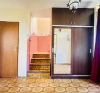 A-W REAL | POSCHODOVÝ DVOJDOM S GARÁŽOU NA PREDAJ V OBCI BÚČ - Chodba v rodinnom dome s tmavou vstavanou skriňou, schodmi a zrkadlom.