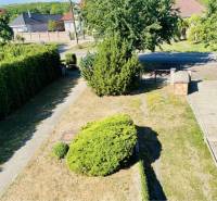 A-W REAL | POSCHODOVÝ DVOJDOM S GARÁŽOU NA PREDAJ V OBCI BÚČ - Pred rodinným domom na Hlavnej ulici v Búči je záhrada s upraveným trávnikom.