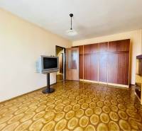 A-W REAL | POSCHODOVÝ DVOJDOM S GARÁŽOU NA PREDAJ V OBCI BÚČ - Obývacia izba v rodinnom dome s podlahou s dreveným dekorom a starším televízorom.