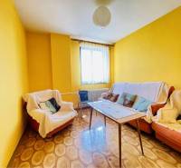 A-W REAL | POSCHODOVÝ DVOJDOM S GARÁŽOU NA PREDAJ V OBCI BÚČ - Obývacia izba v rodinnom dome s podlahou s dreveným dekorom, žltými stenami a sedačkou.