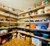 A-W REAL | POSCHODOVÝ DVOJDOM S GARÁŽOU NA PREDAJ V OBCI BÚČ - Špajza v rodinnom dome s policami plnými zavarenín a kuchynských potrieb.