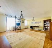 A-W REAL | POSCHODOVÝ DVOJDOM S GARÁŽOU NA PREDAJ V OBCI BÚČ - Obývacia izba v rodinnom dome s podlahou s dreveným dekorom a nábytkom.