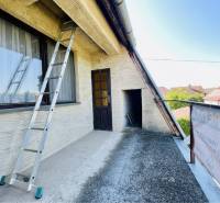 A-W REAL | POSCHODOVÝ DVOJDOM S GARÁŽOU NA PREDAJ V OBCI BÚČ - Balkón rodinného domu na Hlavnej ulici v Búči s rebríkom a výhľadom.