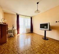 A-W REAL | POSCHODOVÝ DVOJDOM S GARÁŽOU NA PREDAJ V OBCI BÚČ - Obývacia izba v rodinnom dome s podlahou s dreveným dekorom, televíziou a stacionárnym bicyklom.