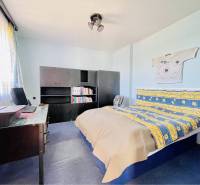 A-W REAL | POSCHODOVÝ DVOJDOM S GARÁŽOU NA PREDAJ V OBCI BÚČ - Spálňa v rodinnom dome s posteľou, písacím stolom a knižnicou.