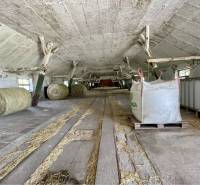 Kostolné Kračany - skladové - prevádzkové priestory na predaj za cenu  - Sklad sena a balíkov vo výrobných priestoroch s podlahou s dreveným dekorom.