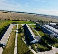 Kostolné Kračany - skladové - prevádzkové priestory na predaj za cenu  - Letecký pohľad na výrobné priestory na Amadeho Kračany v Kostolnom Kračanoch obklopené poľami.