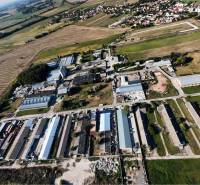 Kostolné Kračany - skladové - prevádzkové priestory na predaj za cenu  - Letecký pohľad na výrobné priestory na Amadeho Kračany v Kostolnom Kračanoch obklopené poľami.