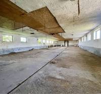 Kostolné Kračany - skladové - prevádzkové priestory na predaj za cenu  - Opustené výrobné priestory s poškodeným stropom a betónovou podlahou.
