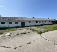 Kostolné Kračany - skladové - prevádzkové priestory na predaj za cenu  - Výrobné priestory na Amadeho Kračany v Kostolných Kračanoch s asfaltovou plochou a trávou.