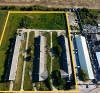 Kostolné Kračany - skladové - prevádzkové priestory na predaj za cenu  - Letecký pohľad na sklady a haly v Kostolných Kračanoch na Amadeho Kračany.