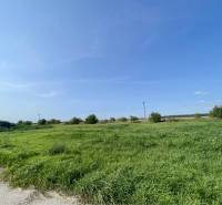 Kostolné Kračany - skladové - prevádzkové priestory na predaj za cenu  - Trávnatá plocha v Kostolných Kračanoch, Amadeho Kračany, vhodná pre výrobné priestory.