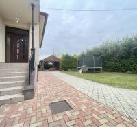 A-W REAL | KOMPLETNE PREROBENÝ RODINNÝ DOM NA PREDAJ V KĽUDNEJ ČASTI M - Rodinný dom na Žitnoostrovskej ulici v Dunajskej Strede s dvorom, trampolínou a prístreškom.