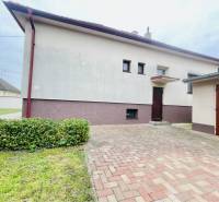 A-W REAL | KOMPLETNE PREROBENÝ RODINNÝ DOM NA PREDAJ V KĽUDNEJ ČASTI M - Rodinný dom na Žitnoostrovskej ulici v Dunajskej Strede, obklopený záhradou a vyloženým chodníkom.
