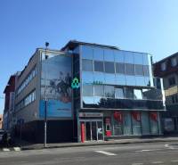 Kancelárie v centre mesta. - Budova s presklenou fasádou a bankou na prízemí na ulici Hlavná, Kancelárie nad ňou.