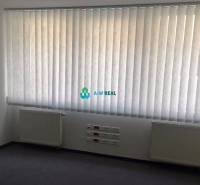 Kancelárie v centre mesta. - Kancelária s vertikálnymi žalúziami, radiátory na ulici Hlavná, zásuvky na stene.