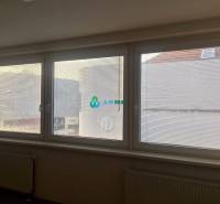 Kancelárie v centre mesta. - Na ulici Hlavná sú veľké okná s roletami, v kancelárie s radiátormi.