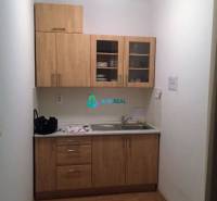 Kancelárie v centre mesta. - Kuchyňa s drevenou linkou v priestore na ulici Hlavná a Kancelárie.