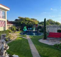 Znížená cena!  Rodinný dom s vnútorným aj vonkajším bazénom na krásne  - Záhrada s bazénom pri dome, na ulici neuvedene, sktorej súčasťou sú sochy a altánok.