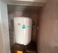 Znížená cena!  Rodinný dom s vnútorným aj vonkajším bazénom na krásne  - Na obrázku je kúpeľňa s bojlerom, obkladom na stene a košom, Rodinný dom.