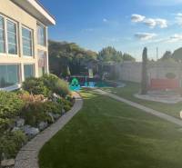 Znížená cena!  Rodinný dom s vnútorným aj vonkajším bazénom na krásne  - Pokojná záhrada pri rodinnom dome, s udržiavaným trávnikom, kvetinovými záhonmi a chodníkom.