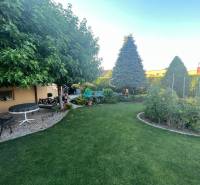 Znížená cena!  Rodinný dom s vnútorným aj vonkajším bazénom na krásne  - Záhrada s upraveným trávnikom, stromami a rastlinami, vedľa rodinný dom.