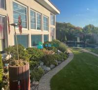 Znížená cena!  Rodinný dom s vnútorným aj vonkajším bazénom na krásne  - Rodinný dom so záhradou a trávnikom na ulici neuvedenej ponúka pokojný exteriér.