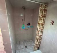 Znížená cena!  Rodinný dom s vnútorným aj vonkajším bazénom na krásne  - Sprchový kút s dlaždicovým obložením a sprchovými dverami vhodný pre rodinný dom.