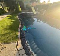 Znížená cena!  Rodinný dom s vnútorným aj vonkajším bazénom na krásne  - Rodinný dom s bazénom, trávnikom a šmýkačkou na ulici neuvedene.