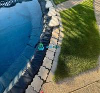 Znížená cena!  Rodinný dom s vnútorným aj vonkajším bazénom na krásne  - Záhrada s bazénom, dlažbou a trávnikom pri rodinnom dome na ulici neuvedene.