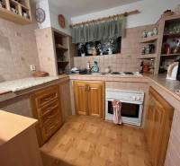 Rodinný  dom na predaj v Gabčíkove - Kuchyňa v rodinnom dome: drevo, kachličky, vstavané spotrebiče. Praktické usporiadanie priestoru.