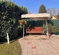 Rodinný  dom na predaj v Gabčíkove - Záhrada rodinného domu s hojdačkou, chodníkom a bujnou zeleňou v pozadí.