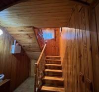 Rodinný  dom na predaj v Gabčíkove - Drevené schody vedúce na poschodie, obklopené dreveným obkladom v rodinnom dome.