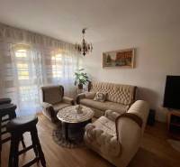 Rodinný  dom na predaj v Gabčíkove - Obývačka v rodinnom dome s pohodlnou sedačkou, obrazom, televízorom a elegantným osvetlením.