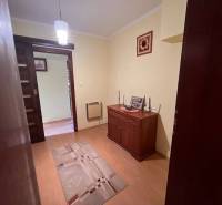 Rodinný  dom na predaj v Gabčíkove - Chodba v rodinnom dome s komodou, kobercom a drevenými posuvnými dverami.