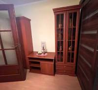 Rodinný  dom na predaj v Gabčíkove - Rodinný dom s dreveným nábytkom: vitrína, stôl, skrinky, dvere a dekorácie.