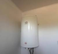 ☎️    0918 846 340    Rodinný dom okamžite obývateľný. - Elektrický bojler v kúpeľni rodinného domu zabezpečuje ohrev vody.