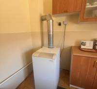 ☎️    0918 846 340    Rodinný dom okamžite obývateľný. - Kúrenie s kotlom, drevený dekor a skrinky v rodinnom dome.