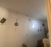 ☎️    0918 846 340    Rodinný dom okamžite obývateľný. - Izba v rodinnom dome so zavesenými nástrojmi, stoličkou a malým oknom.